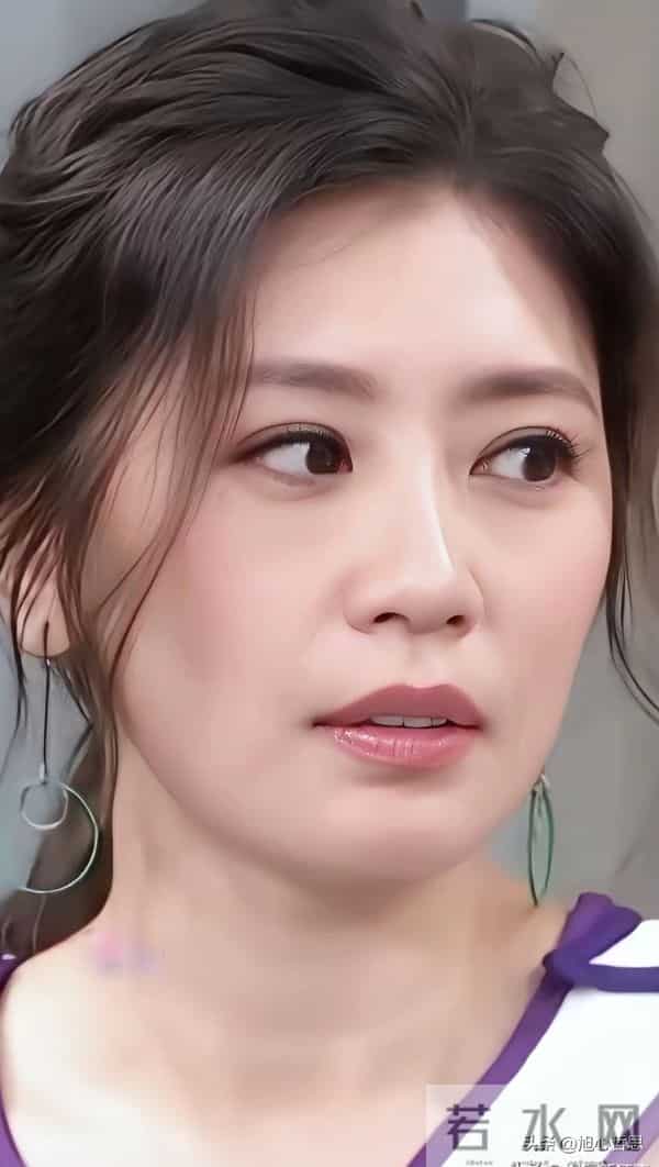 最美赵敏贾静雯如今已经52岁了，看起来依然精致漂亮，不容易