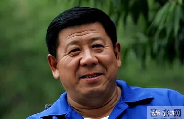 原来他俩是夫妻，家里家外老婆是领导，68岁住大别墅仍坚持拍戏