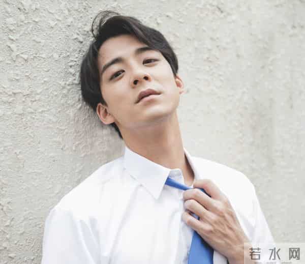 香港知名男星疑脚踏两只船，先后约会两位女神，踢球昏迷一度险死