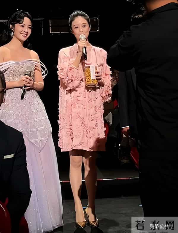 蒋欣出席招商大会，真人瘦好几圈又高又白，穿粉裙好显嫩不像42岁