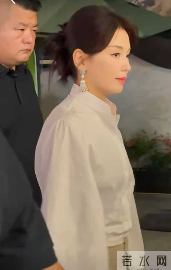 47岁刘涛豫园现身,休闲装配低马尾,气质优雅美得好高级