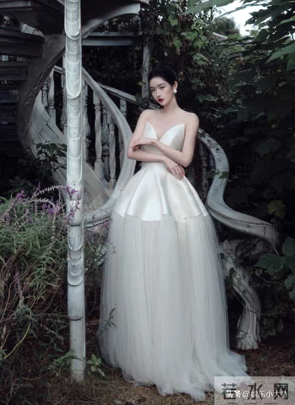 王玉雯亮相微博视界大会红毯,肌肤如雪,美得似小公主!