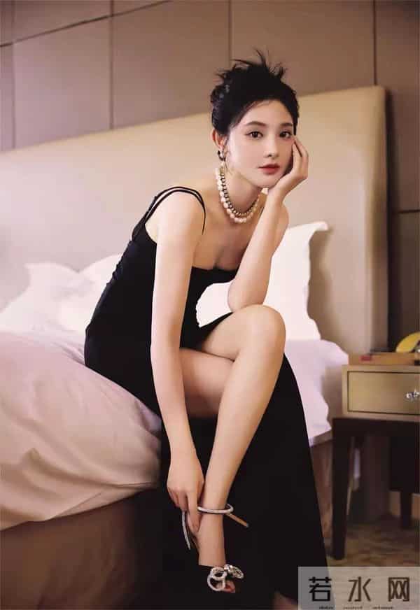 彭小苒，明艳如花，甜美性感