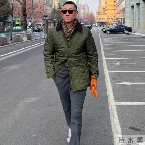 这才是50岁男人该有的打扮：Barbour外套+直筒裤，时尚又有型