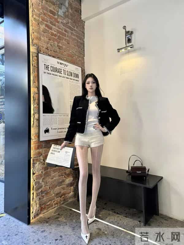 “黑色小香风+白短裤+浅肤色薄丝”，真的美爆了！