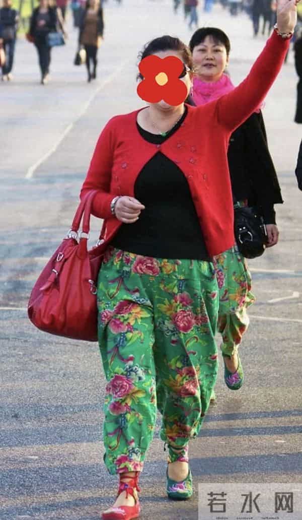 “中国式大妈”打扮的3大标志，显老浮夸还油腻，快看是你吗？