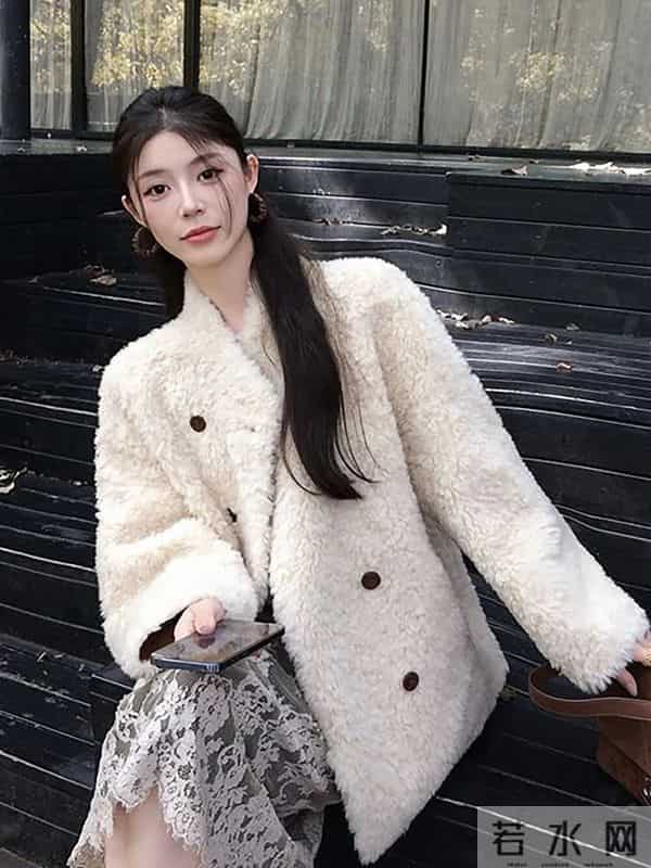 走在街上回头率很高的奶白色外套，温柔又显贵