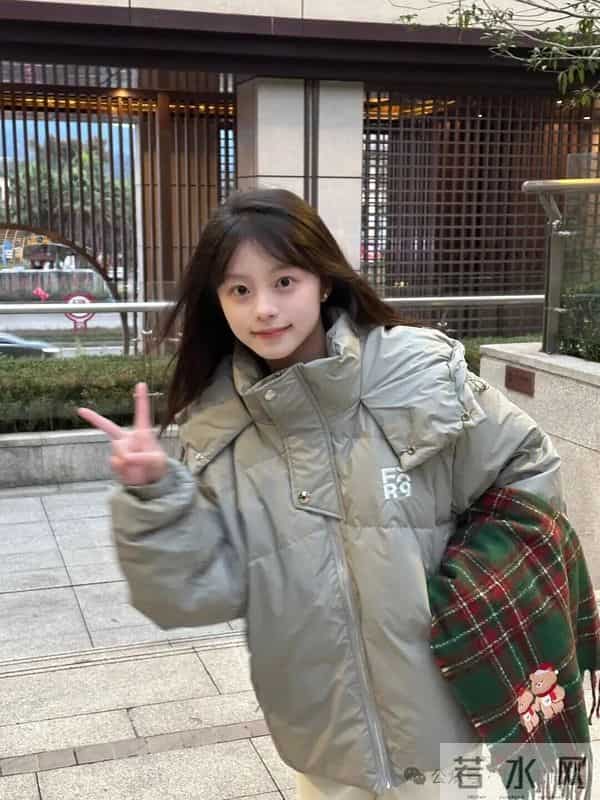 浅灰+奶白+绿格围巾，冬日松弛感穿搭