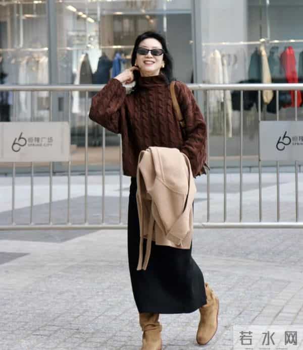 65岁老阿姨，穿衣比年轻人还时髦，说是20岁小姑娘都不过分