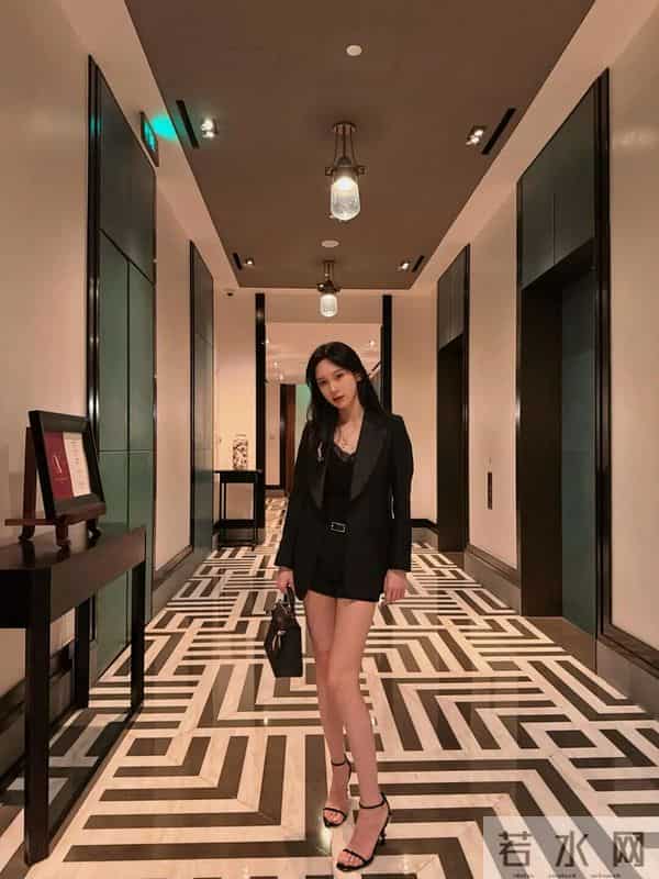 这也太“哇塞”了！黑丝+西装，拿捏财阀千金风，美到犯规！