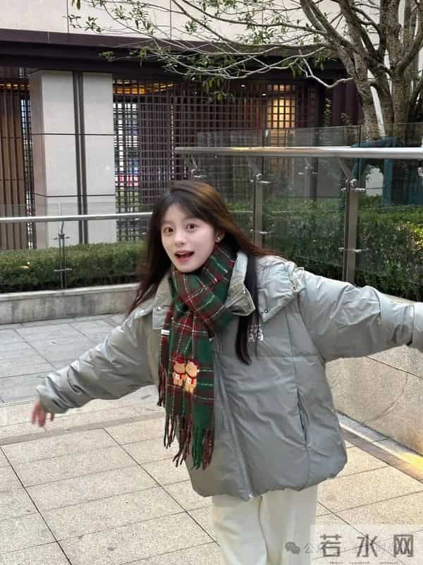 浅灰+奶白+绿格围巾，冬日松弛感穿搭