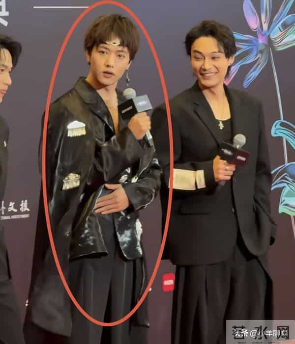 黑网衫,低胸装,短剧演员走红毯恨不得披块布上台!网友-太辣眼