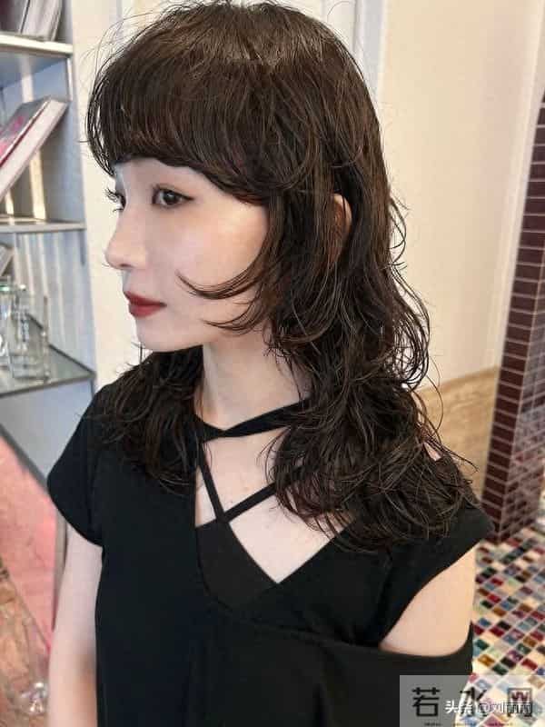 冬日氛围感天花板：日系轻复古卷短发，解锁慵懒精致的日常美学