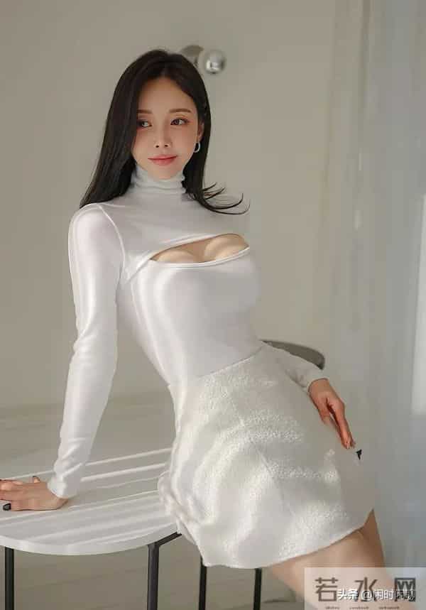 白色高定套装，镂空剪裁点睛，缎面与光影共舞，极简绽放优雅张力