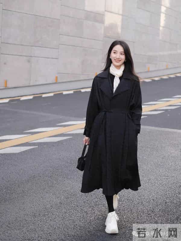 如果你有一件“黑色大衣”，试着这样配色，太高级