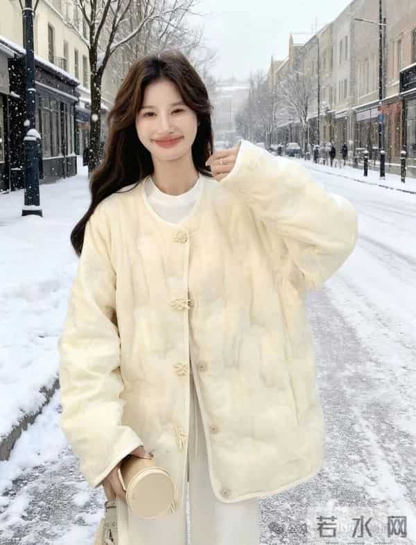 奶黄中式盘扣棉服配同色系套装,绣花纹理显贵气