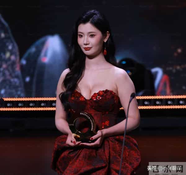 黑网衫,低胸装,短剧演员走红毯恨不得披块布上台!网友-太辣眼