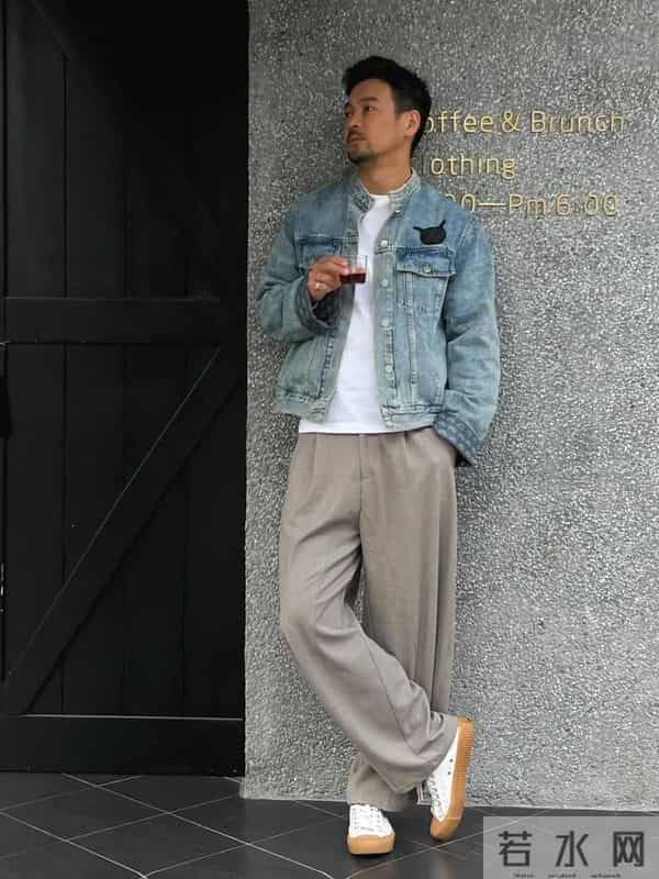 五六十岁男人：上衣尽量别穿“卫衣、风衣”，秋天这样打扮更有型