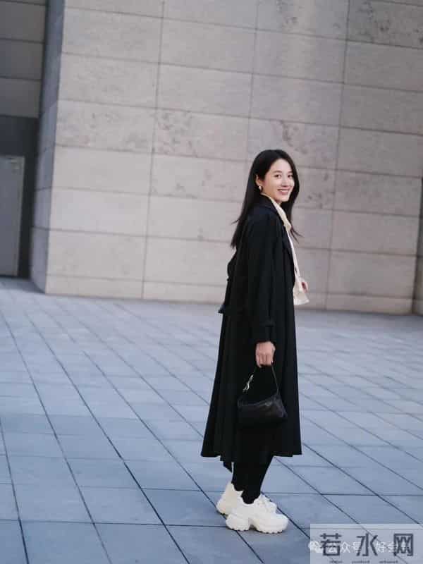 如果你有一件“黑色大衣”，试着这样配色，太高级