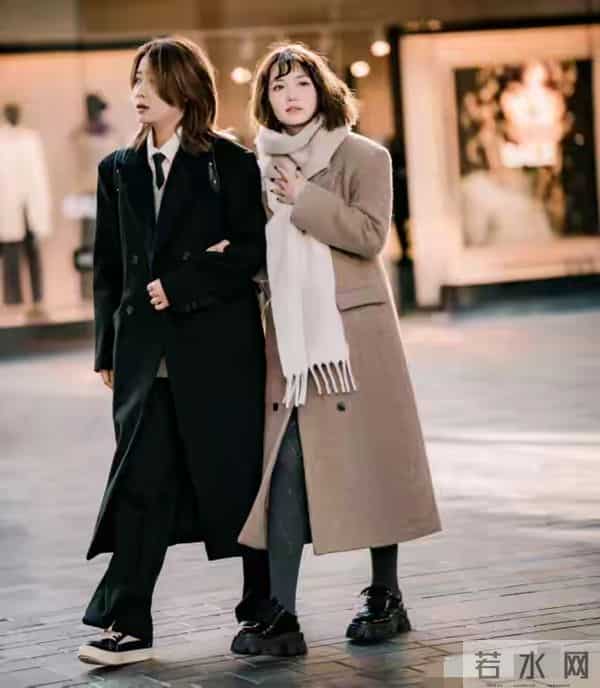 穿大衣时,裤子选“小脚”还是“阔腿”?看南京、北京街拍就懂了