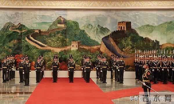 马克龙北京第二天！夫人米白套装出席仪式，兵哥哥气势磅礴，爱了