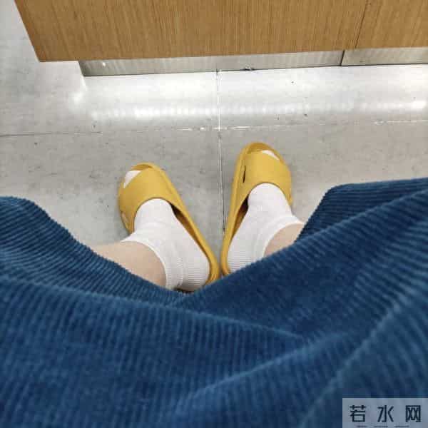 汗脚星人注意!冬天别穿棉拖鞋,这个搭配才清爽