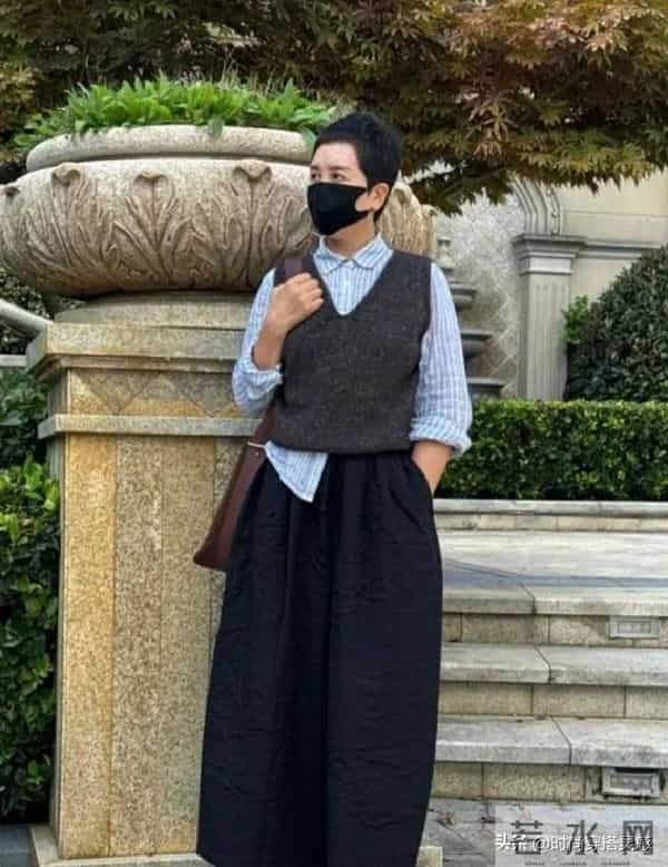 被这个50+阿姨惊艳到！穿搭不花不绿，简单却时髦，值得借鉴！