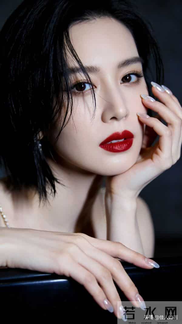 柔暗光影下的惊艳，美甲红唇高级感爆棚