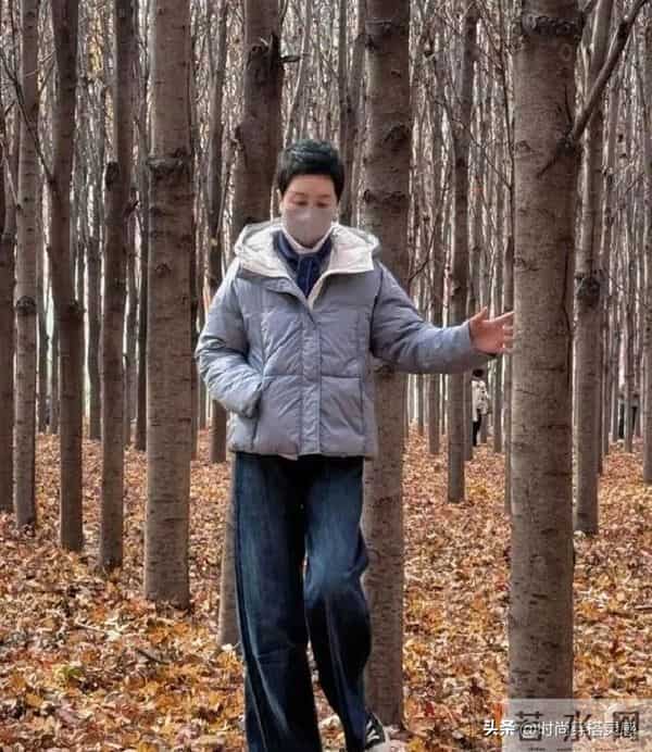 被这个50+阿姨惊艳到！穿搭不花不绿，简单却时髦，值得借鉴！