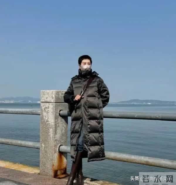 被这个50+阿姨惊艳到！穿搭不花不绿，简单却时髦，值得借鉴！