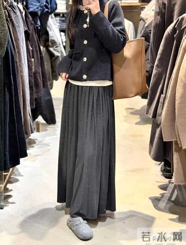 谁教MUJI这么玩“男装女穿”的？神裙配大衣直接杀疯了
