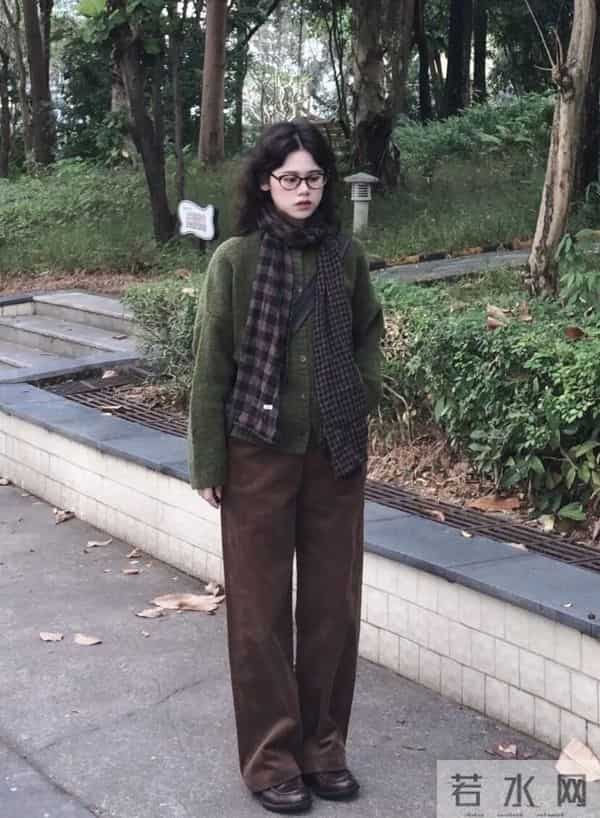 今年冬天大火的“咖色”裤子,照着穿太时髦!
