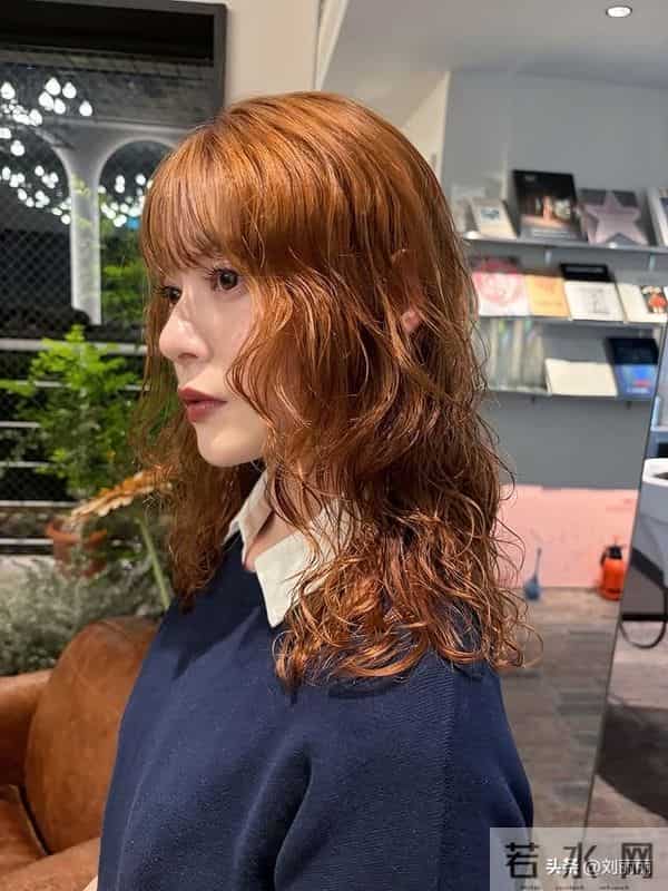 冬日氛围感天花板：日系轻复古卷短发，解锁慵懒精致的日常美学