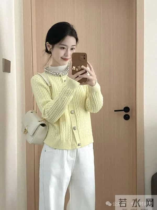 香风黄开衫配白裤，简单干净