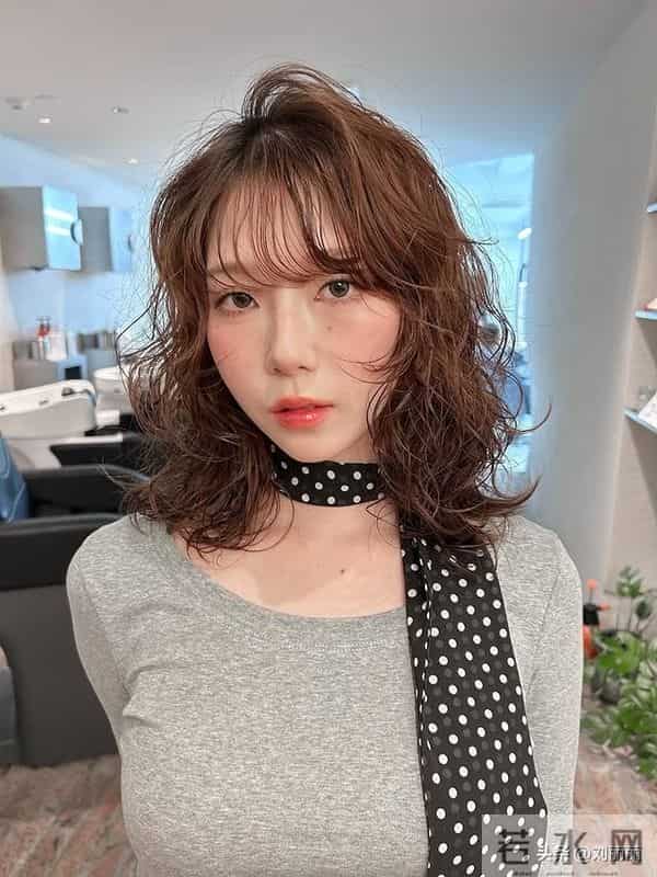 冬日氛围感天花板：日系轻复古卷短发，解锁慵懒精致的日常美学
