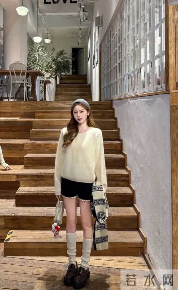奶白色圆领针织衫+藏蓝色蕾丝边针织短裤,精致又带点俏皮