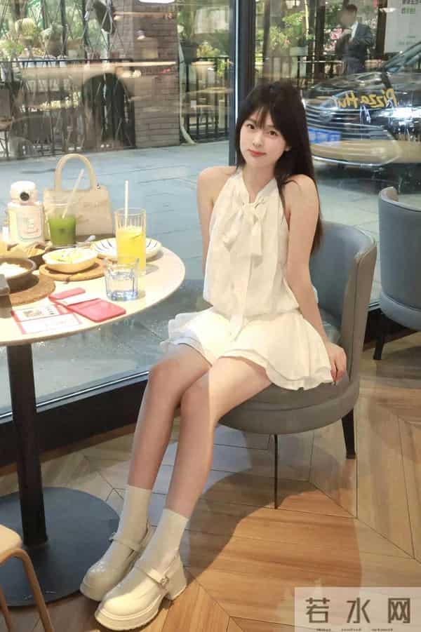 咖啡店偶遇这种‘白开水系甜妹’,我直接端着咖啡绕桌三圈偷看