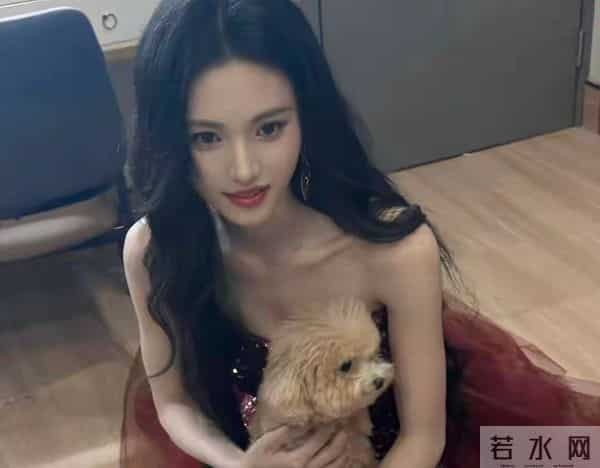 性感与优雅并存:沈羽洁酒红亮片裙露出迷人背部,开启时尚新篇章