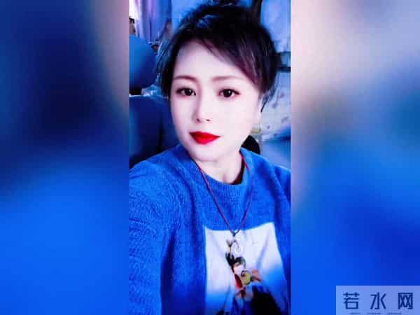 冬日穿搭指南:白外套+粉围巾,温暖又时尚!