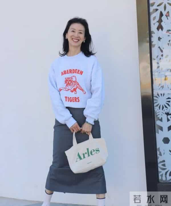 65岁老阿姨，穿衣比年轻人还时髦，说是20岁小姑娘都不过分