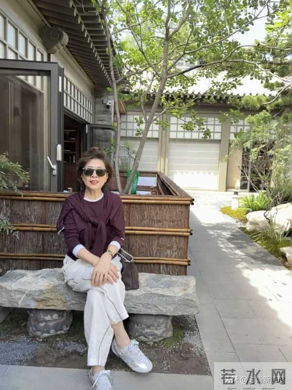 这是我见过最“优雅”的姥姥，穿衣简约却很高级，短发烫卷更洋气