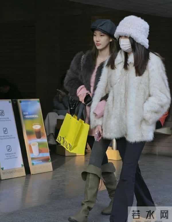 被上海女生街拍惊艳到:靴要长筒、外套带皮毛,时髦洋气还保暖!
