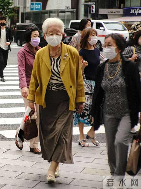 七八十岁女人想高级：衣穿素、裤穿宽、多戴帽，头发白了照样优雅