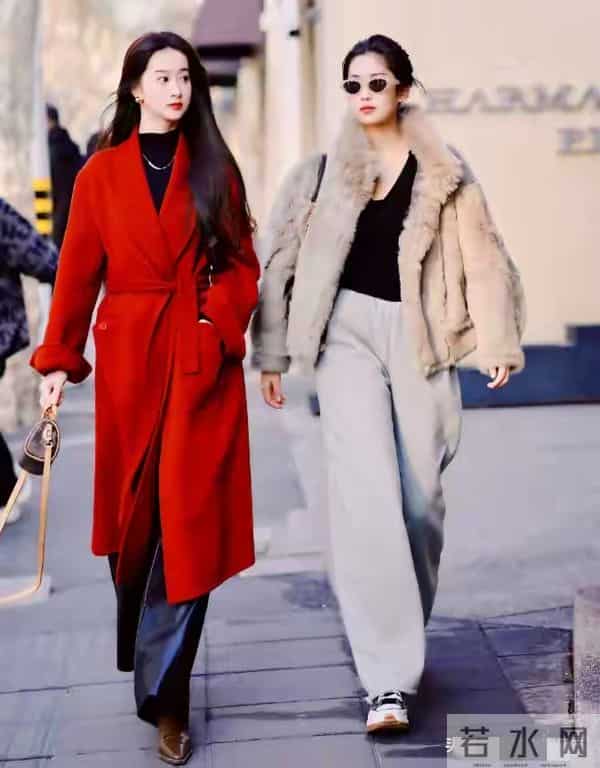 穿大衣时,裤子选“小脚”还是“阔腿”?看南京、北京街拍就懂了
