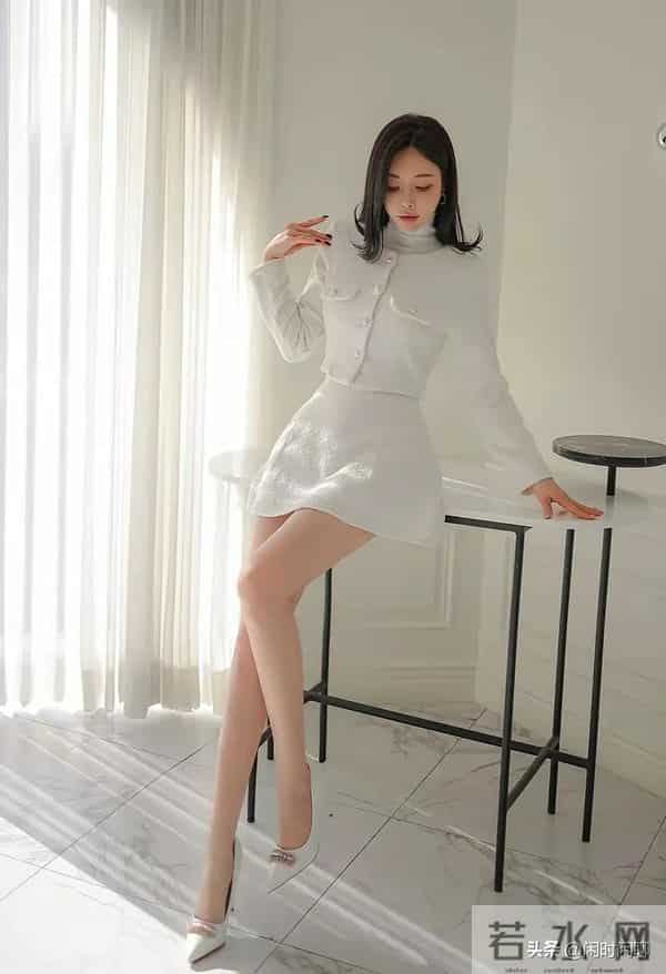 白色高定套装，镂空剪裁点睛，缎面与光影共舞，极简绽放优雅张力