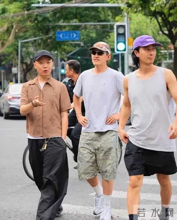 为什么劝4、50岁男人少穿“阔腿裤”?看完3组素人街拍,你就懂了