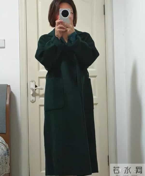 冬天想穿得年轻点？中年女性一定要避开的5种颜色！