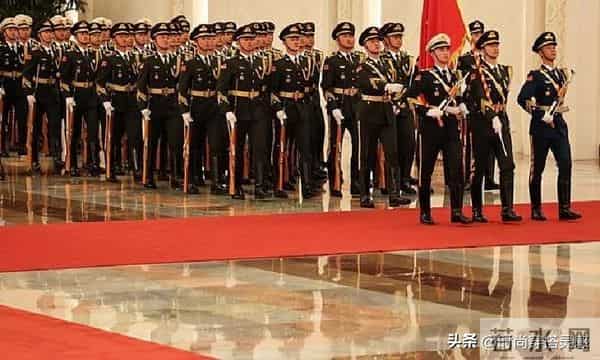 马克龙北京第二天！夫人米白套装出席仪式，兵哥哥气势磅礴，爱了