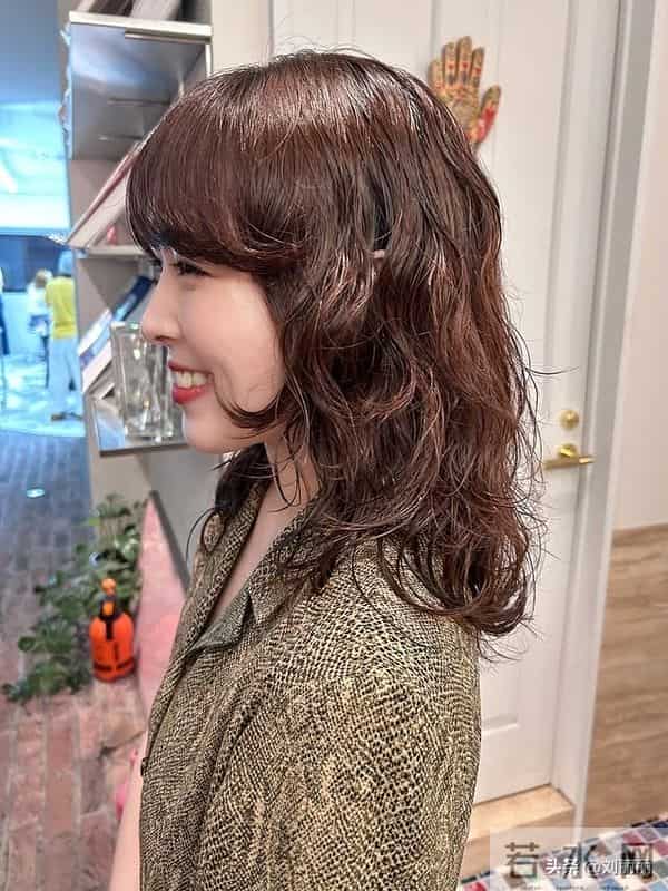 冬日氛围感天花板：日系轻复古卷短发，解锁慵懒精致的日常美学