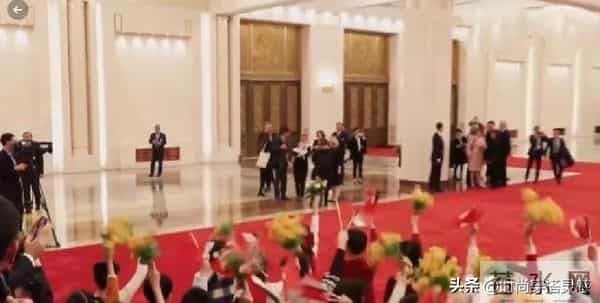 马克龙北京第二天！夫人米白套装出席仪式，兵哥哥气势磅礴，爱了